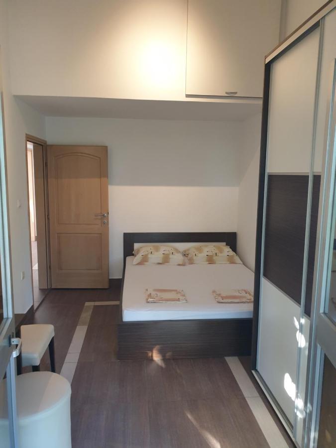 Apartments Seafront Villa Пула Екстериор снимка