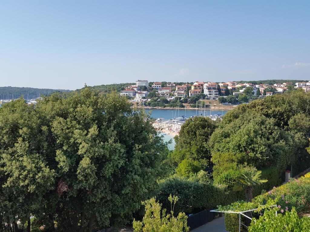 Apartments Seafront Villa Пула Екстериор снимка