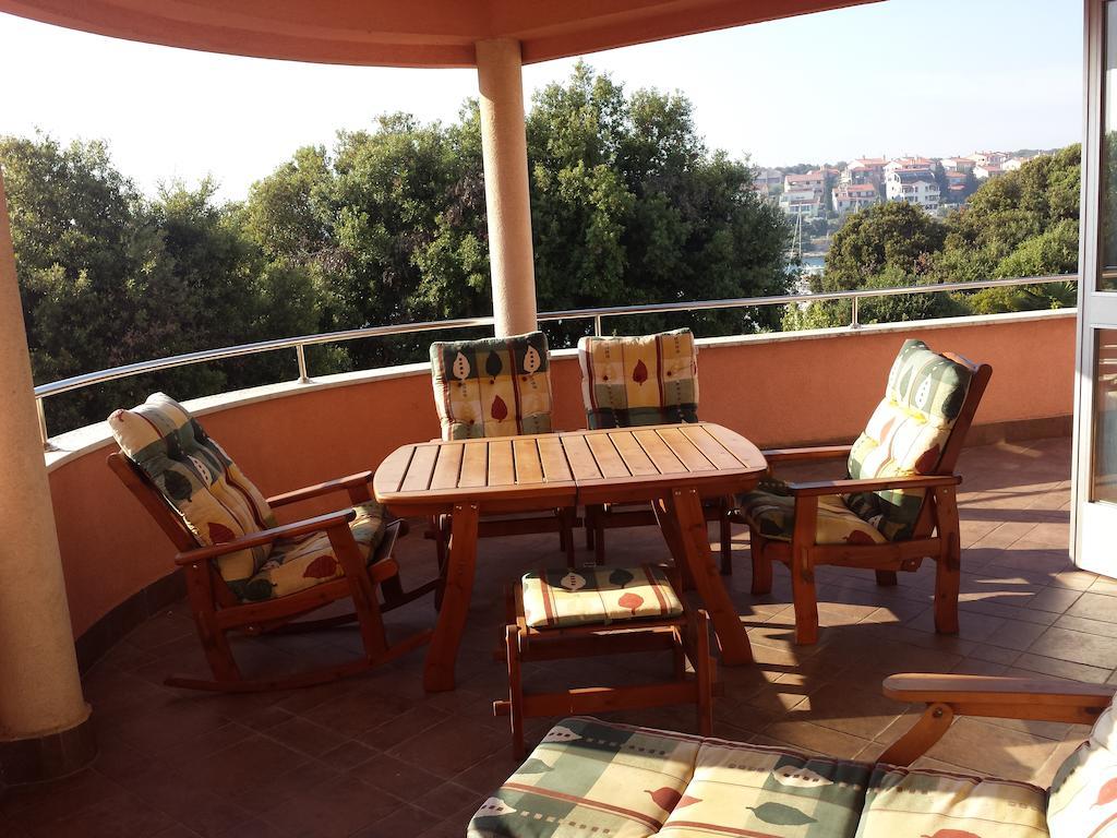 Apartments Seafront Villa Пула Екстериор снимка