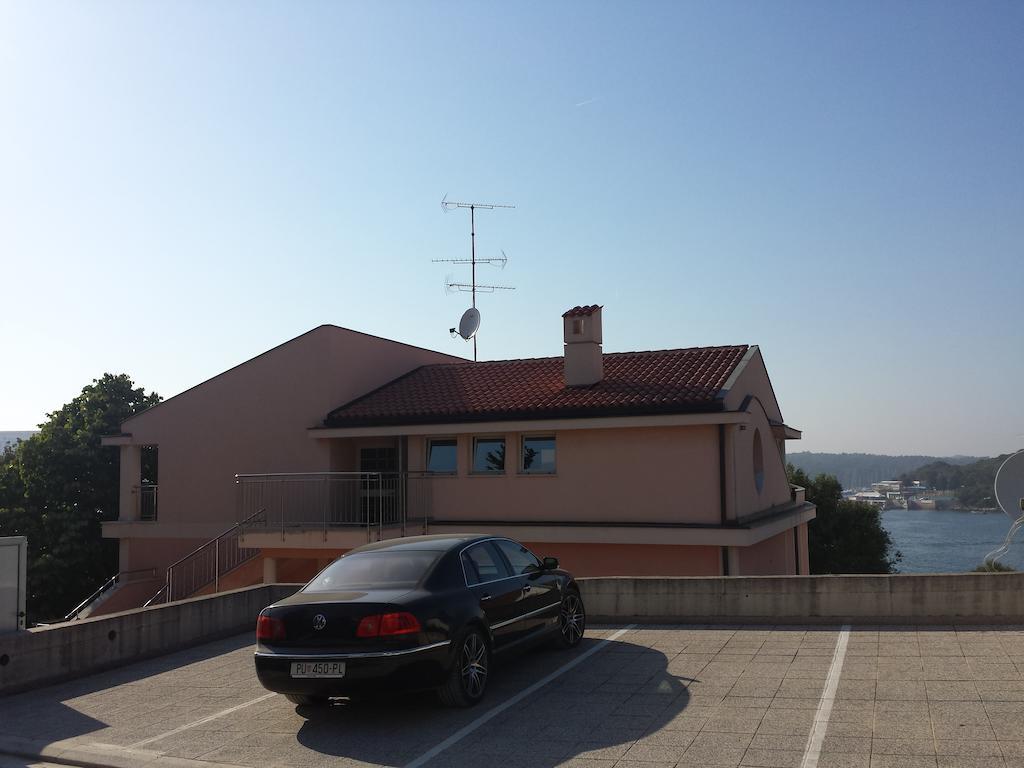 Apartments Seafront Villa Пула Екстериор снимка