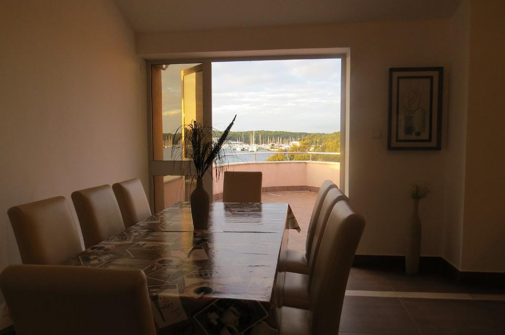 Apartments Seafront Villa Пула Екстериор снимка