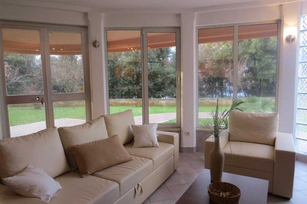 Apartments Seafront Villa Пула Екстериор снимка