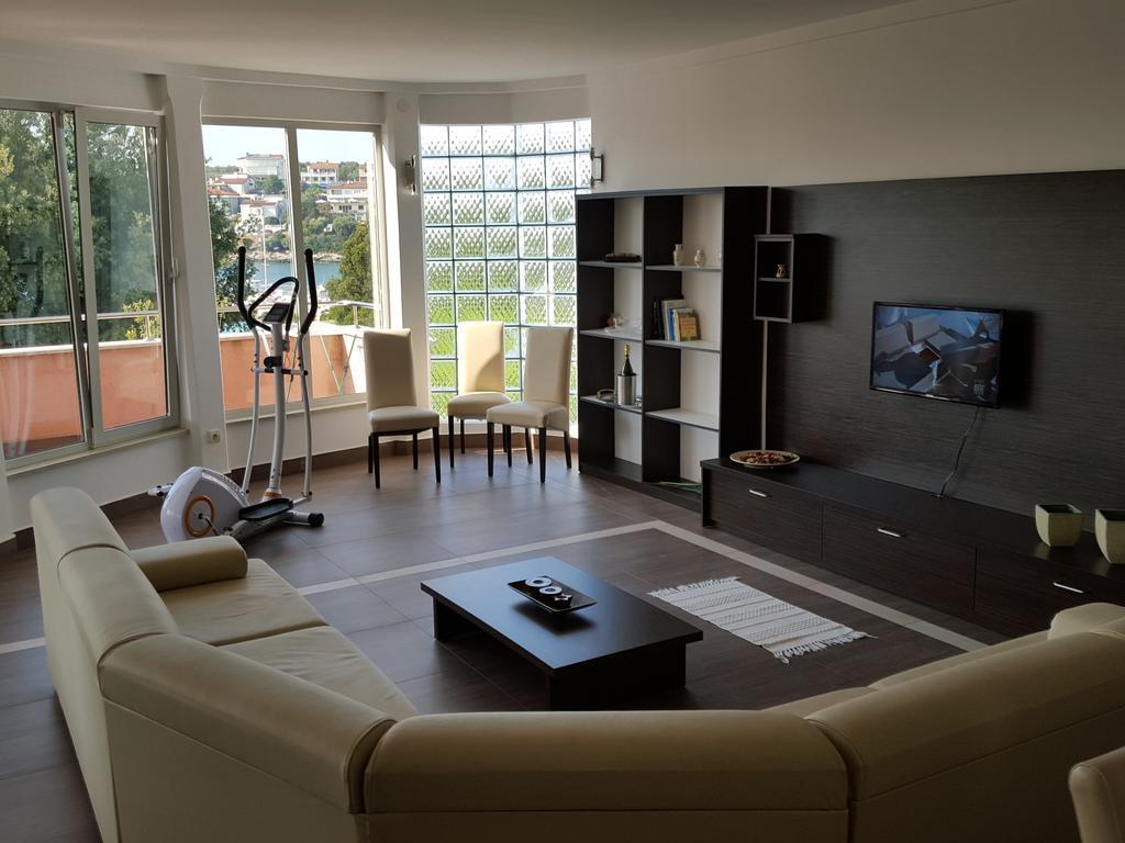 Apartments Seafront Villa Пула Екстериор снимка